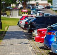 Mai are Poliția voie să-ți ridice mașina dacă e parcată jumătate pe trotuar? Reguli mai puțin știute din Codul Rutier 2025